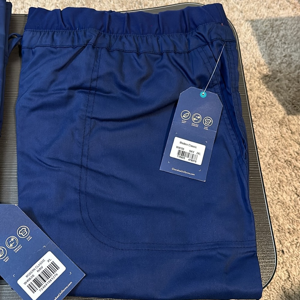 NWT Navy blue scrubs women - Picture 3 of 6